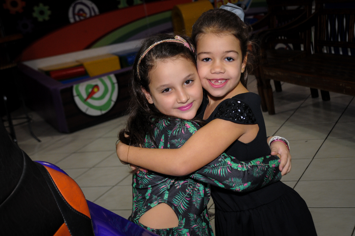 recebendo-amiga-no-buffet-fábrica-da-alegria-osasco-sáo-paulo-sp-fotografia-infantil-aniversário-de-ana-7-anos-tema-da-festa-a-bela-e-a-fera
