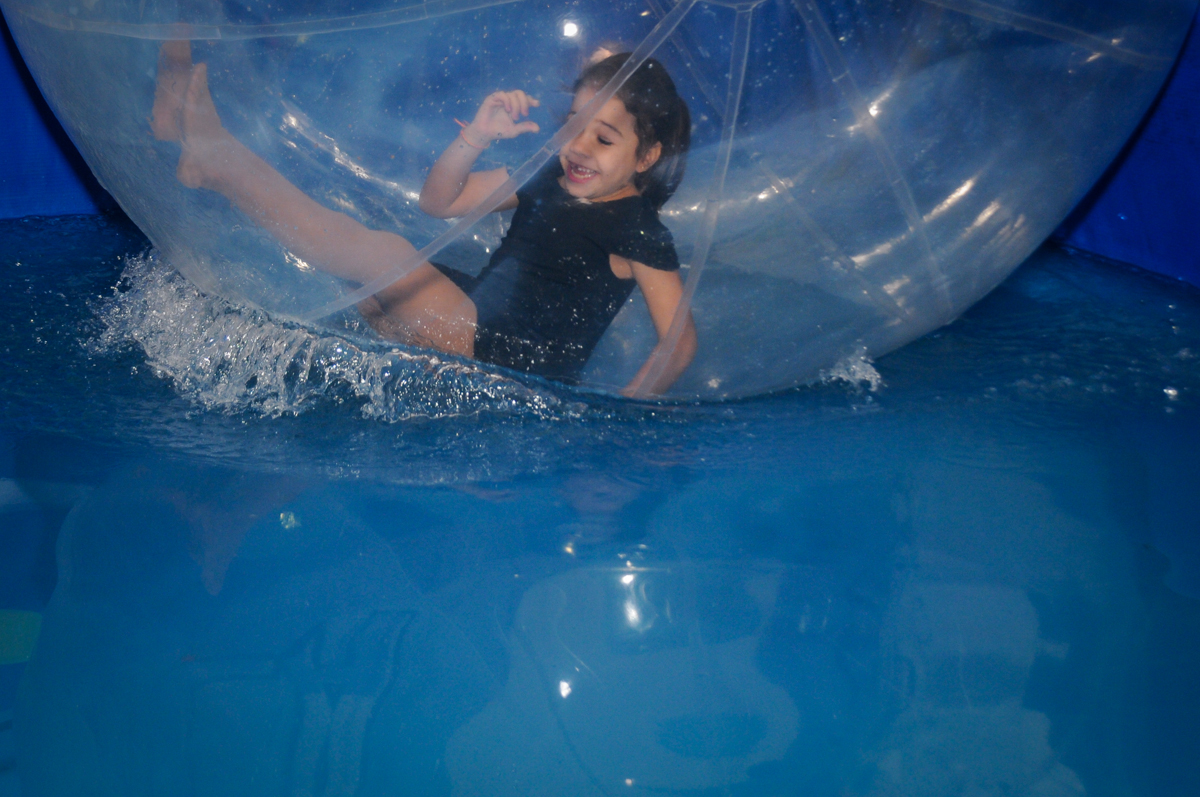 brincando-no-aquabol-no-buffet-fábrica-da-alegria-osasco-sáo-paulo-sp-fotografia-infantil-aniversário-de-ana-7-anos-tema-da-festa-a-bela-e-a-fera