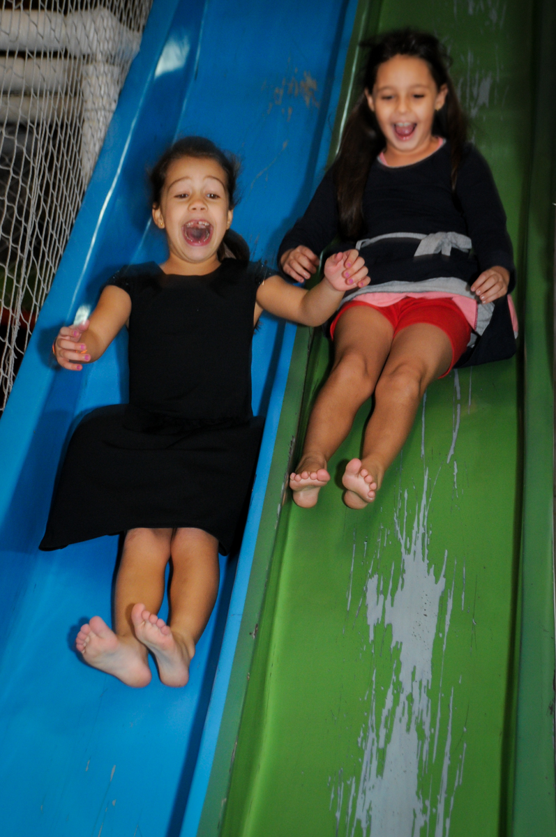 escorregador-do-brinquedão-no-buffet-fábrica-da-alegria-osasco-sáo-paulo-sp-fotografia-infantil-aniversário-de-ana-7-anos-tema-da-festa-a-bela-e-a-fera