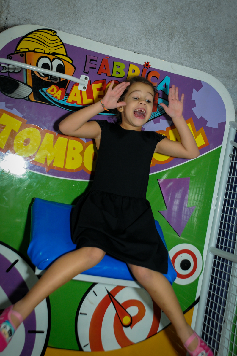 caindo-no-tombo-legal-no-buffet-fábrica-da-alegria-osasco-sáo-paulo-sp-fotografia-infantil-aniversário-de-ana-7-anos-tema-da-festa-a-bela-e-a-fera