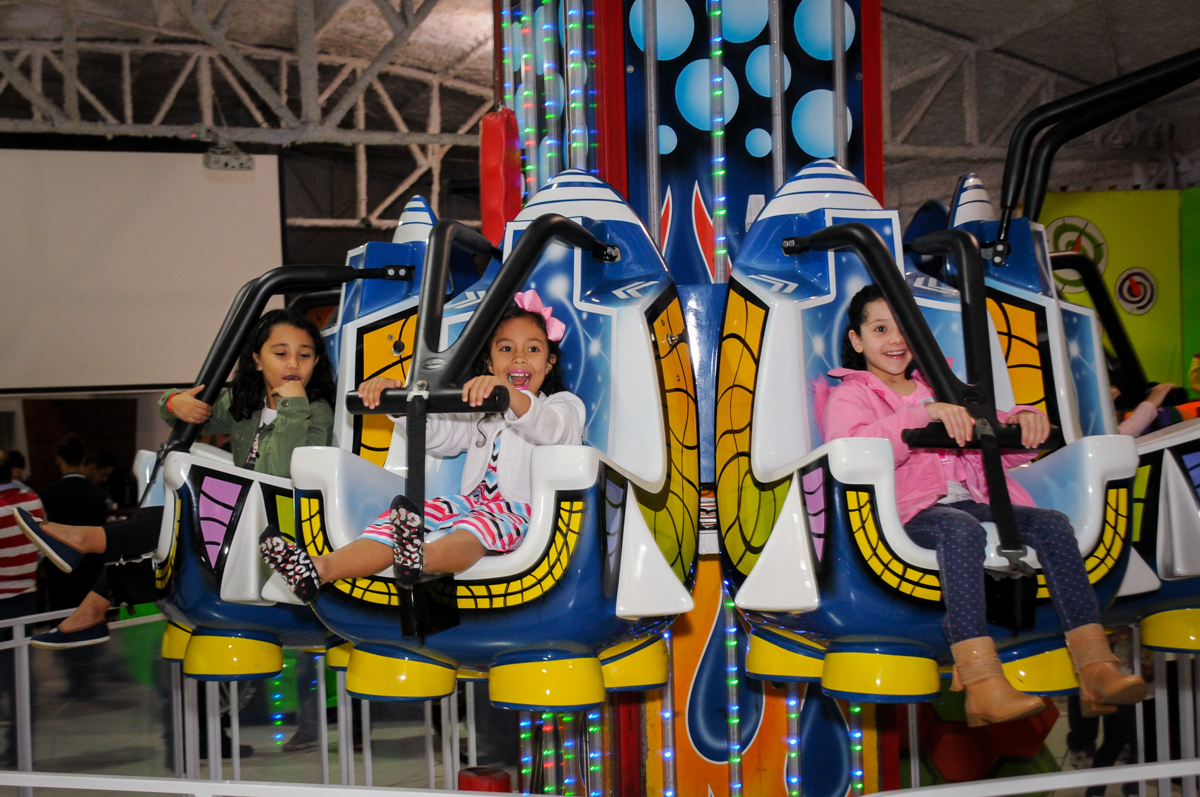 brincando-no-brinquedo-elevador-no-buffet-fábrica-da-alegria-osasco-sáo-paulo-sp-fotografia-infantil-aniversário-de-ana-7-anos-tema-da-festa-a-bela-e-a-fera