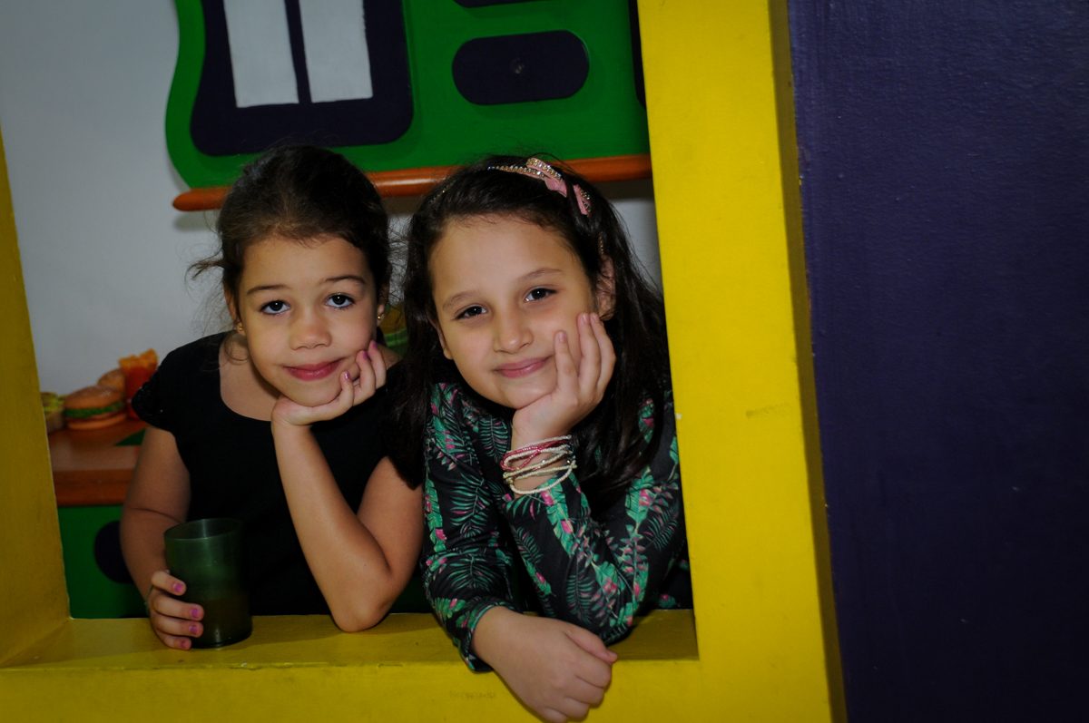 fotografia-na-casa-de-bonecas-no-buffet-fábrica-da-alegria-osasco-sáo-paulo-sp-fotografia-infantil-aniversário-de-ana-7-anos-tema-da-festa-a-bela-e-a-fera