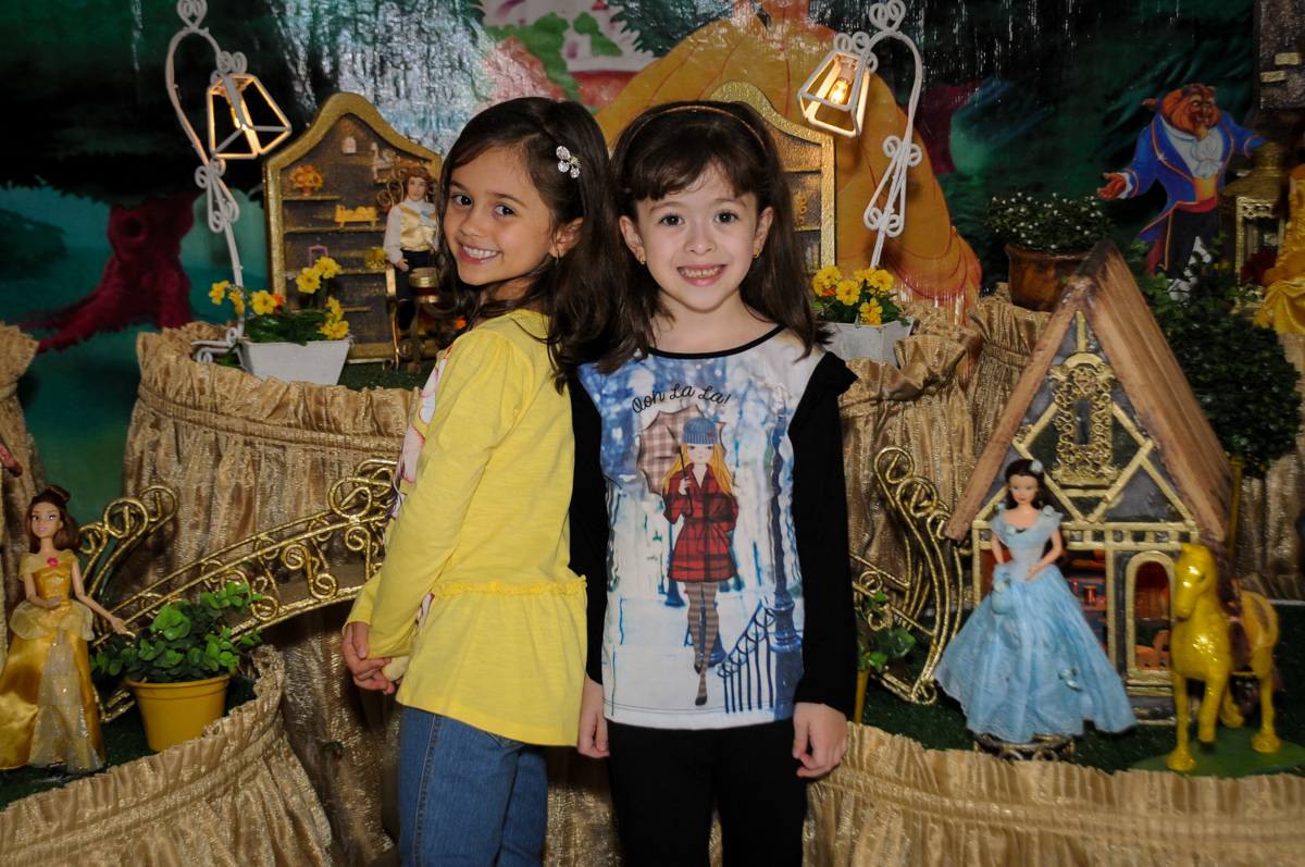 amigas-posam-para-foto-no=buffet-fábrica-da-alegria-osasco-sáo-paulo-sp-fotografia-infantil-aniversário-de-ana-7-anos-tema-da-festa-a-bela-e-a-fera