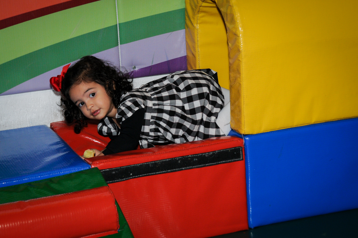 bebê-brinca-na-área-baby-no-buffet-fábrica-da-alegria-osasco-sáo-paulo-sp-fotografia-infantil-aniversário-de-ana-7-anos-tema-da-festa-a-bela-e-a-fera