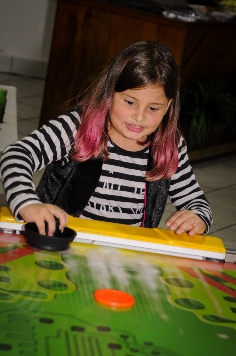 jogo-de-futebol-com-gols-no-buffet-fábrica-da-alegria-osasco-sáo-paulo-sp-fotografia-infantil-aniversário-de-ana-7-anos-tema-da-festa-a-bela-e-a-fera