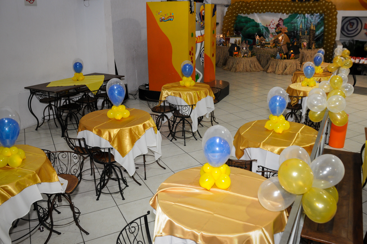 mesas-decoradas-com-bexigas-no-buffet-fábrica-da-alegria-osasco-sáo-paulo-sp-fotografia-infantil-aniversário-de-ana-7-anos-tema-da-festa-a-bela-e-a-fera