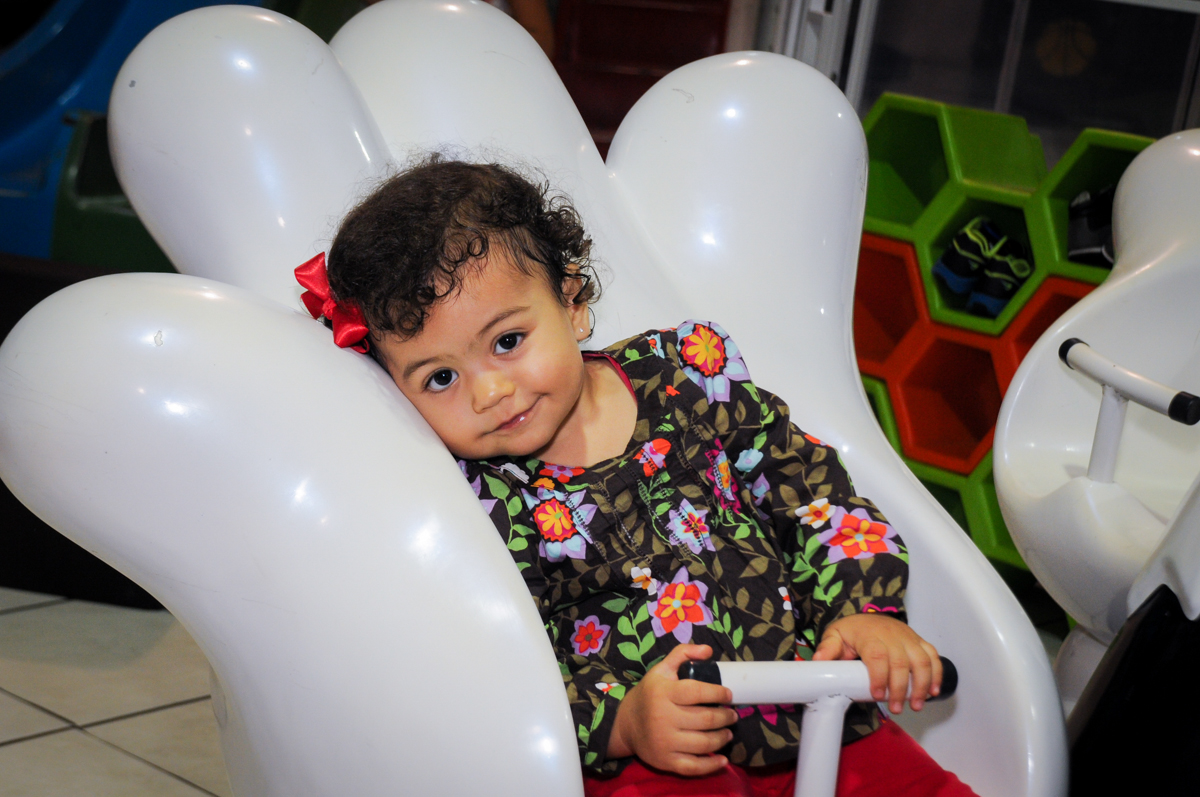 bebê-curte-o--carrossel-no-buffet-fábrica-da-alegria-osasco-sáo-paulo-sp-fotografia-infantil-aniversário-de-ana-7-anos-tema-da-festa-a-bela-e-a-fera