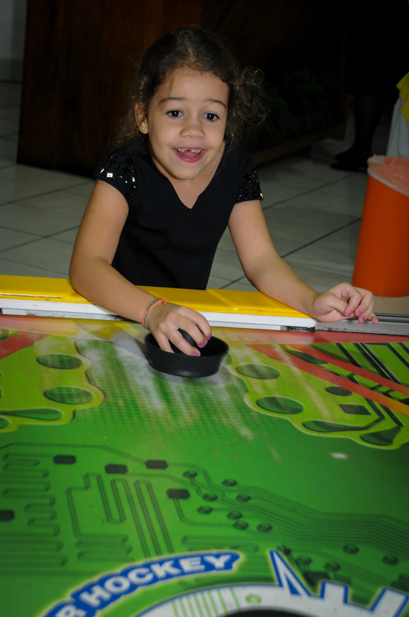 futebol-animado-no-buffet-fábrica-da-alegria-osasco-sáo-paulo-sp-fotografia-infantil-aniversário-de-ana-7-anos-tema-da-festa-a-bela-e-a-fera
