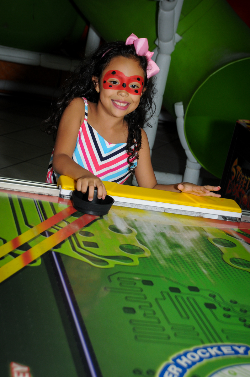 fazebdo-gol-no-buffet-fábrica-da-alegria-osasco-sáo-paulo-sp-fotografia-infantil-aniversário-de-ana-7-anos-tema-da-festa-a-bela-e-a-fera
