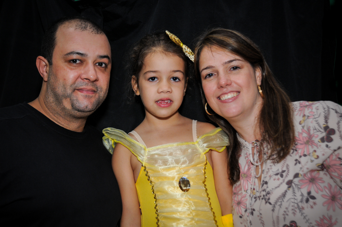 fotografia-da-família-no-buffet-fábrica-da-alegria-osasco-sáo-paulo-sp-fotografia-infantil-aniversário-de-ana-7-anos-tema-da-festa-a-bela-e-a-fera