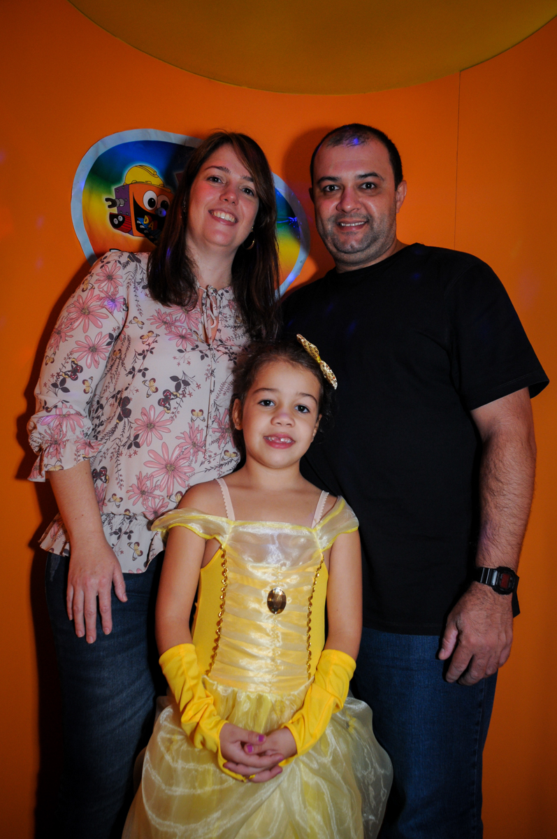 saindo-da-máquina-do-parabéns-nobuffet-fábrica-da-alegria-osasco-sáo-paulo-sp-fotografia-infantil-aniversário-de-ana-7-anos-tema-da-festa-a-bela-e-a-fera