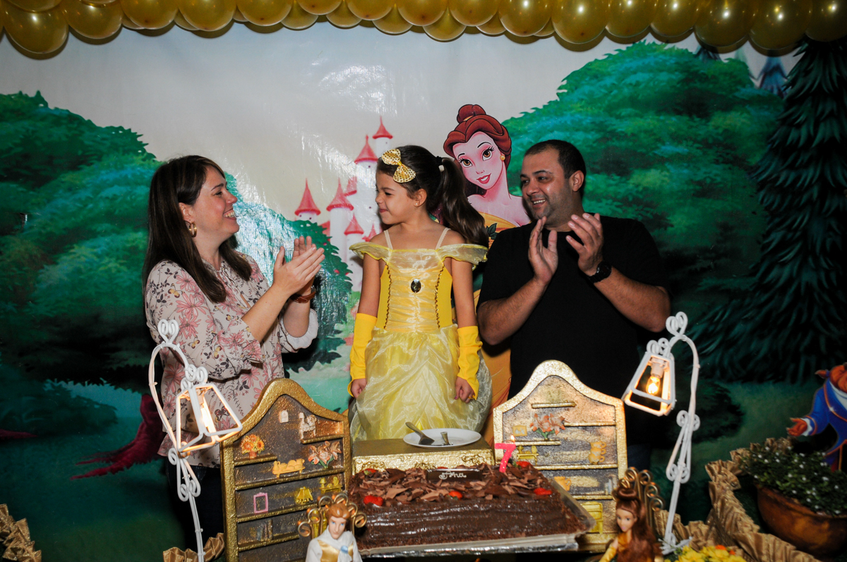 muitas-palmas-no-parabéns-no-buffet-fábrica-da-alegria-osasco-sáo-paulo-sp-fotografia-infantil-aniversário-de-ana-7-anos-tema-da-festa-a-bela-e-a-fera