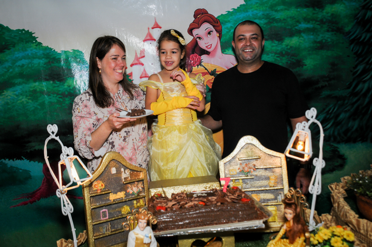 final-do-parabéns-no-buffet-fábrica-da-alegria-osasco-sáo-paulo-sp-fotografia-infantil-aniversário-de-ana-7-anos-tema-da-festa-a-bela-e-a-fera