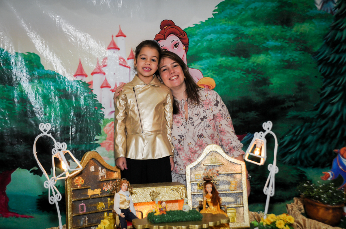 foto-mãe-e-filha-na-mesa-decorada-no-buffet-fábrica-da-alegria-osasco-sáo-paulo-sp-fotografia-infantil-aniversário-de-ana-7-anos-tema-da-festa-a-bela-e-a-fera