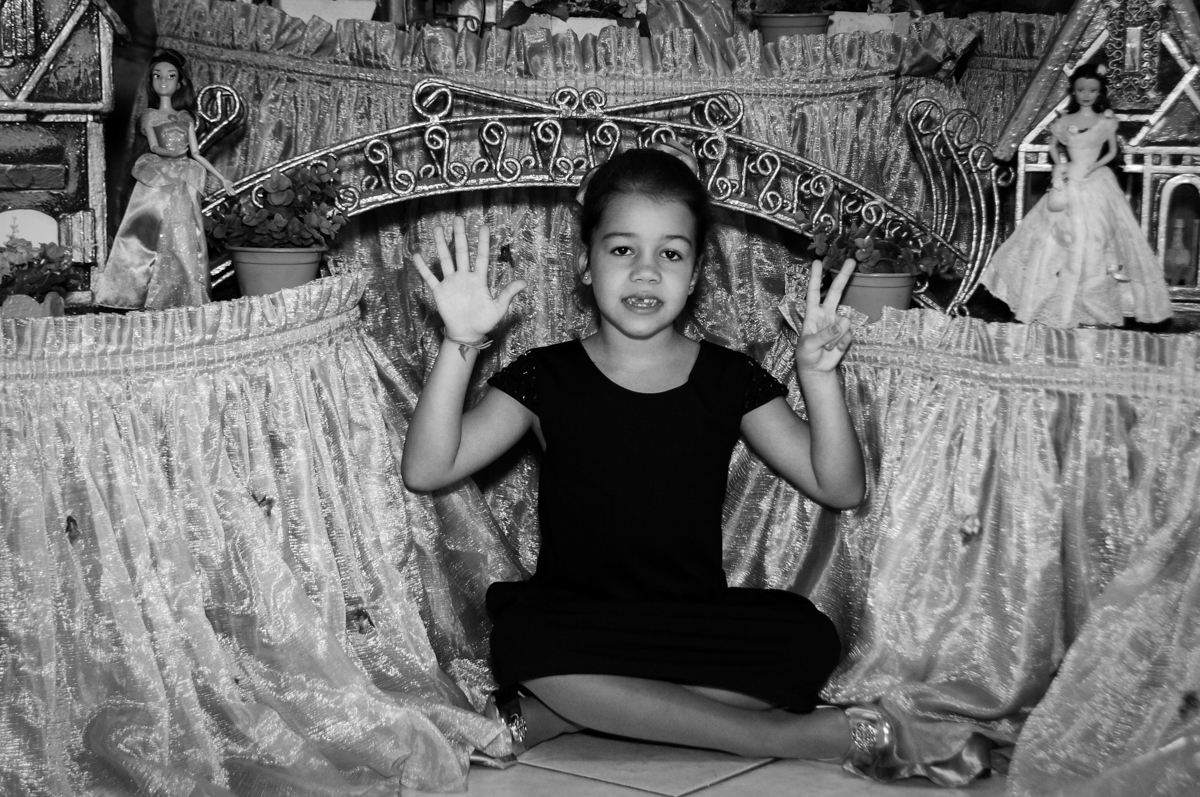 aniversariante-feliz-no-buffet-fábrica-da-alegria-osasco-sáo-paulo-sp-fotografia-infantil-aniversário-de-ana-7-anos-tema-da-festa-a-bela-e-a-fera