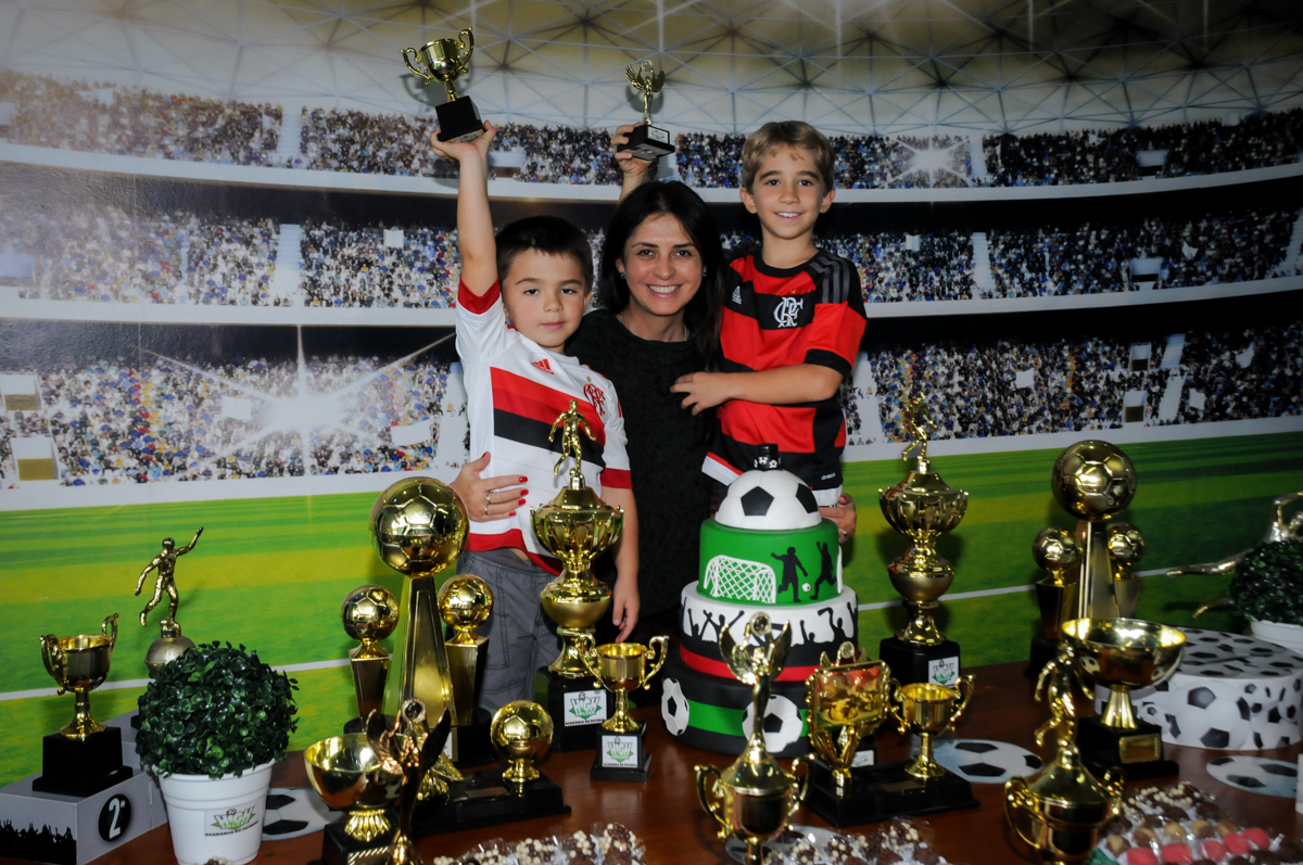 foto-mãe-e-filhos-no-Buffet-High-Soccer-Morumbi-São-paulo-SP-festa-infantil-aniversário-de-Felipe-8-anos-tema-da-festa-futebo