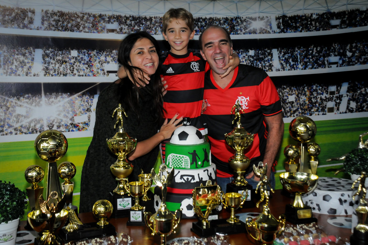 fotografia-com-os-pais-no-Buffet-High-Soccer-Morumbi-São-paulo-SP-festa-infantil-aniversário-de-Felipe-8-anos-tema-da-festa-futebo
