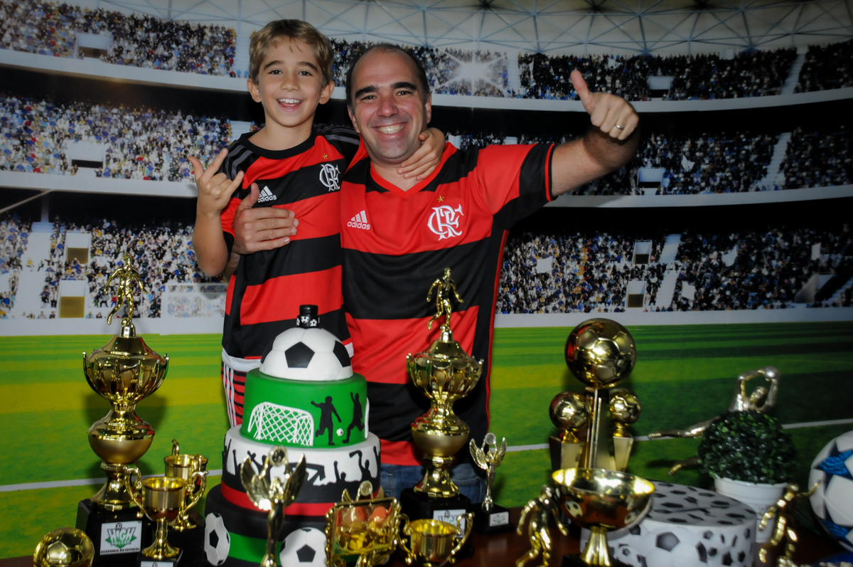 foto-pai-e-filho-no-Buffet-High-Soccer-Morumbi-São-paulo-SP-festa-infantil-aniversário-de-Felipe-8-anos-tema-da-festa-futebo