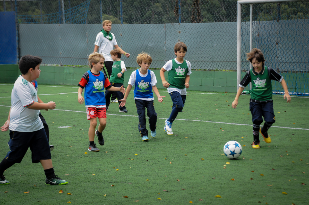 fazendo-gol-no-Buffet-High-Soccer-Morumbi-São-paulo-SP-festa-infantil-aniversário-de-Felipe-8-anos-tema-da-festa-futebo