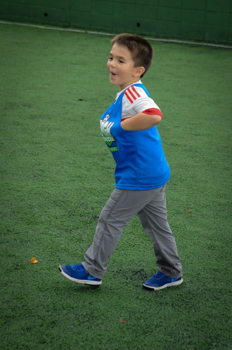 correndo-no-campo-de-futebol-no-Buffet-High-Soccer-Morumbi-São-paulo-SP-festa-infantil-aniversário-de-Felipe-8-anos-tema-da-festa-futebo