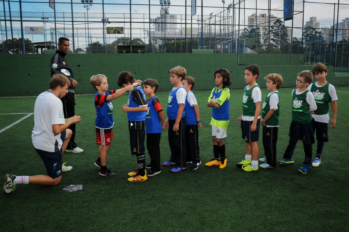 hora-da-entrega-da-medalha-no-Buffet-High-Soccer-Morumbi-São-paulo-SP-festa-infantil-aniversário-de-Felipe-8-anos-tema-da-festa-futebo
