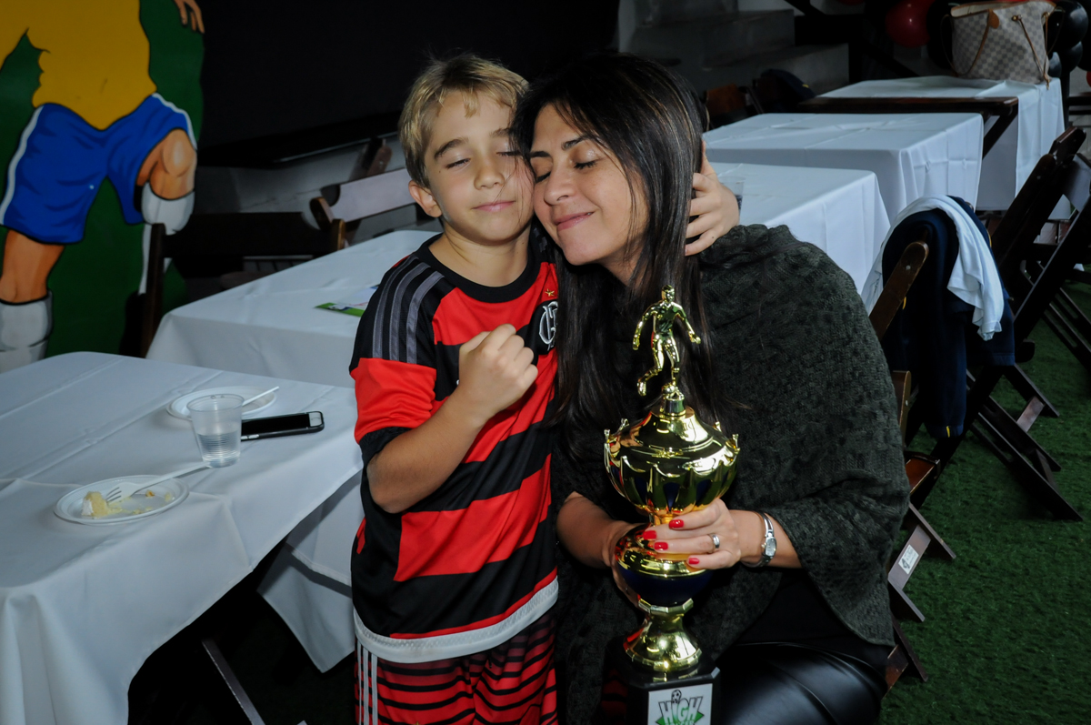 final-da-festa-com-muito-carinho-no-Buffet-High-Soccer-Morumbi-São-paulo-SP-festa-infantil-aniversário-de-Felipe-8-anos-tema-da-festa-futebo