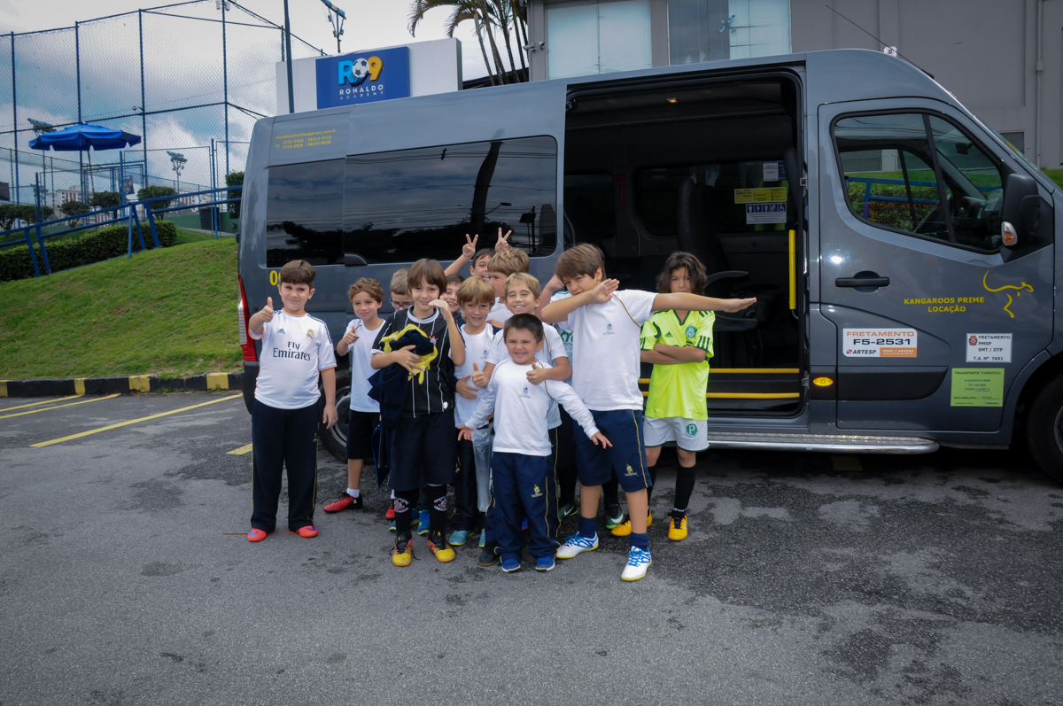 chegada-das-crianças-na-festa-no-Buffet-High-Soccer-Morumbi-São-paulo-SP-festa-infantil-aniversário-de-Felipe-8-anos-tema-da-festa-futebo
