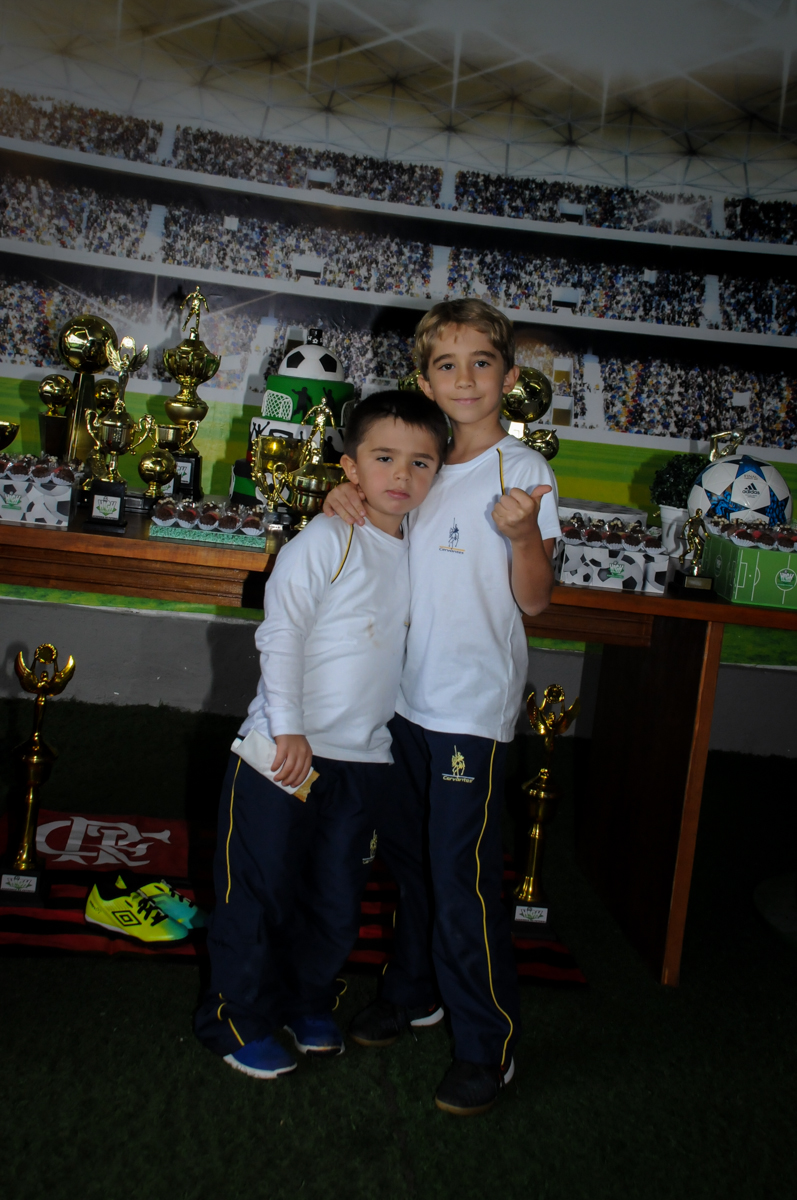foto-do-aniversariante-com-o-irmão-no-Buffet-High-Soccer-Morumbi-São-paulo-SP-festa-infantil-aniversário-de-Felipe-8-anos-tema-da-festa-futebo