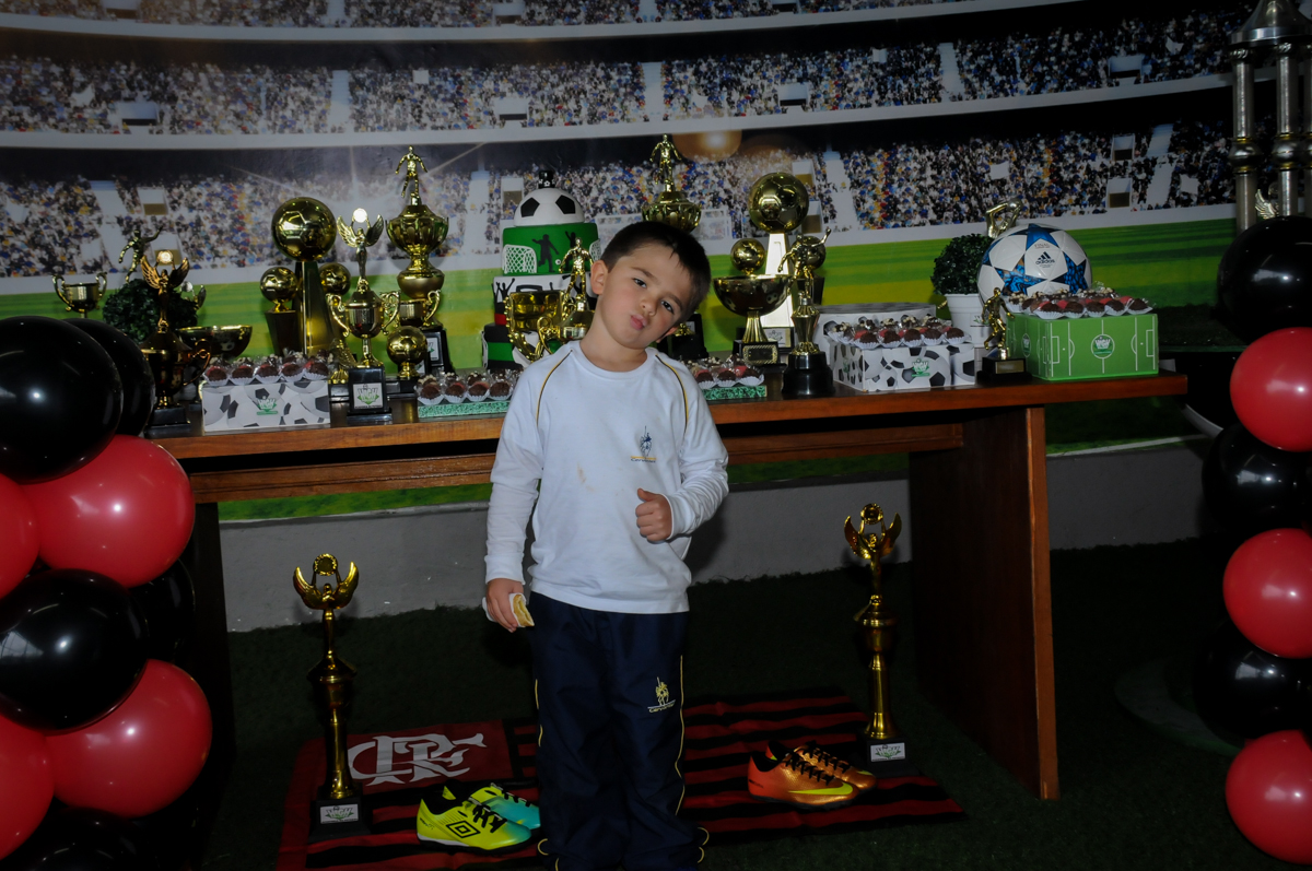fotografia-do-irmão-do-aniversariante-no-Buffet-High-Soccer-Morumbi-São-paulo-SP-festa-infantil-aniversário-de-Felipe-8-anos-tema-da-festa-futebo