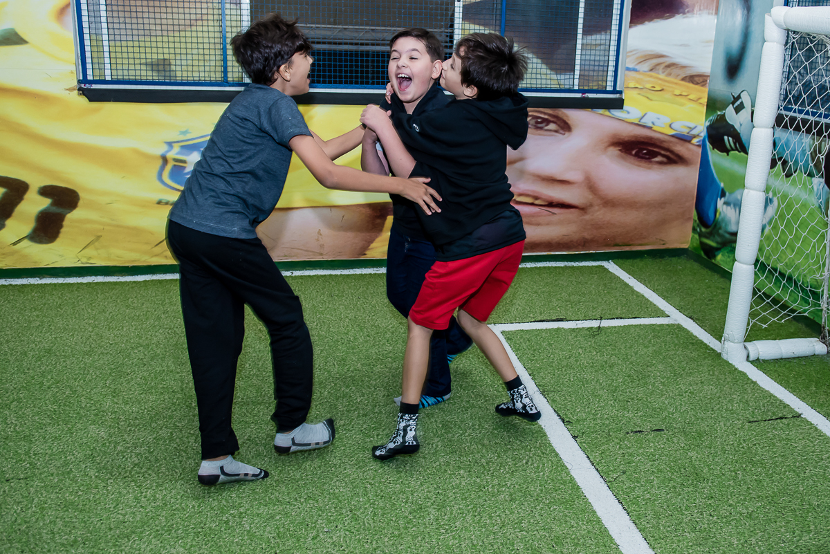 agora a alegria é de todo o time após fazer gol no adversário