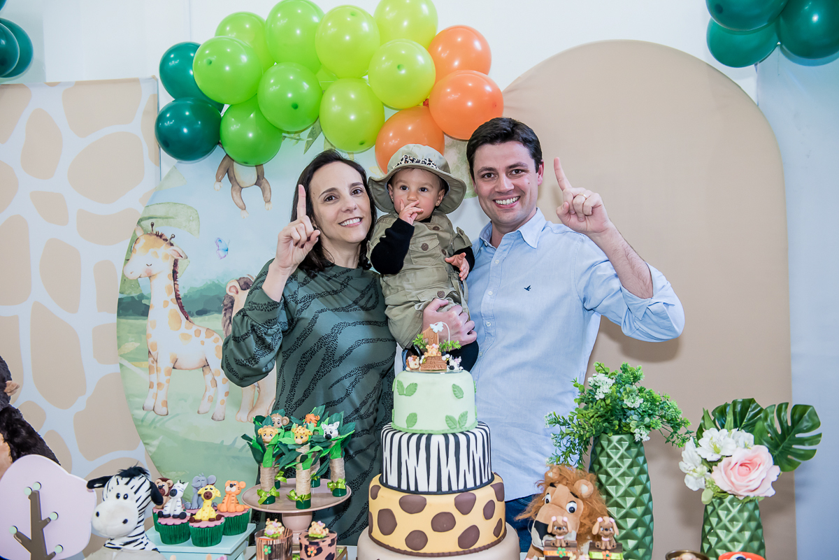 os pais posam para a foto com a aniversariante