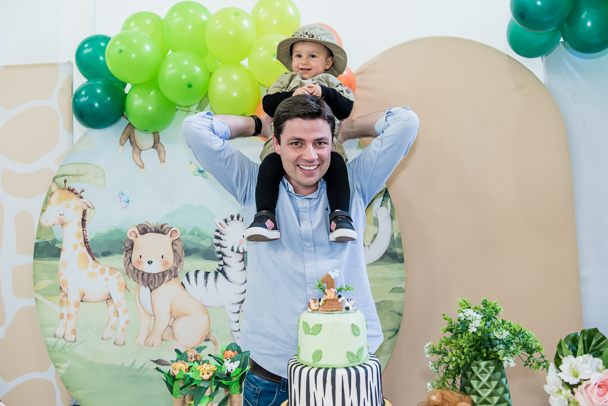 agora giovana se diverte no ombro do papai