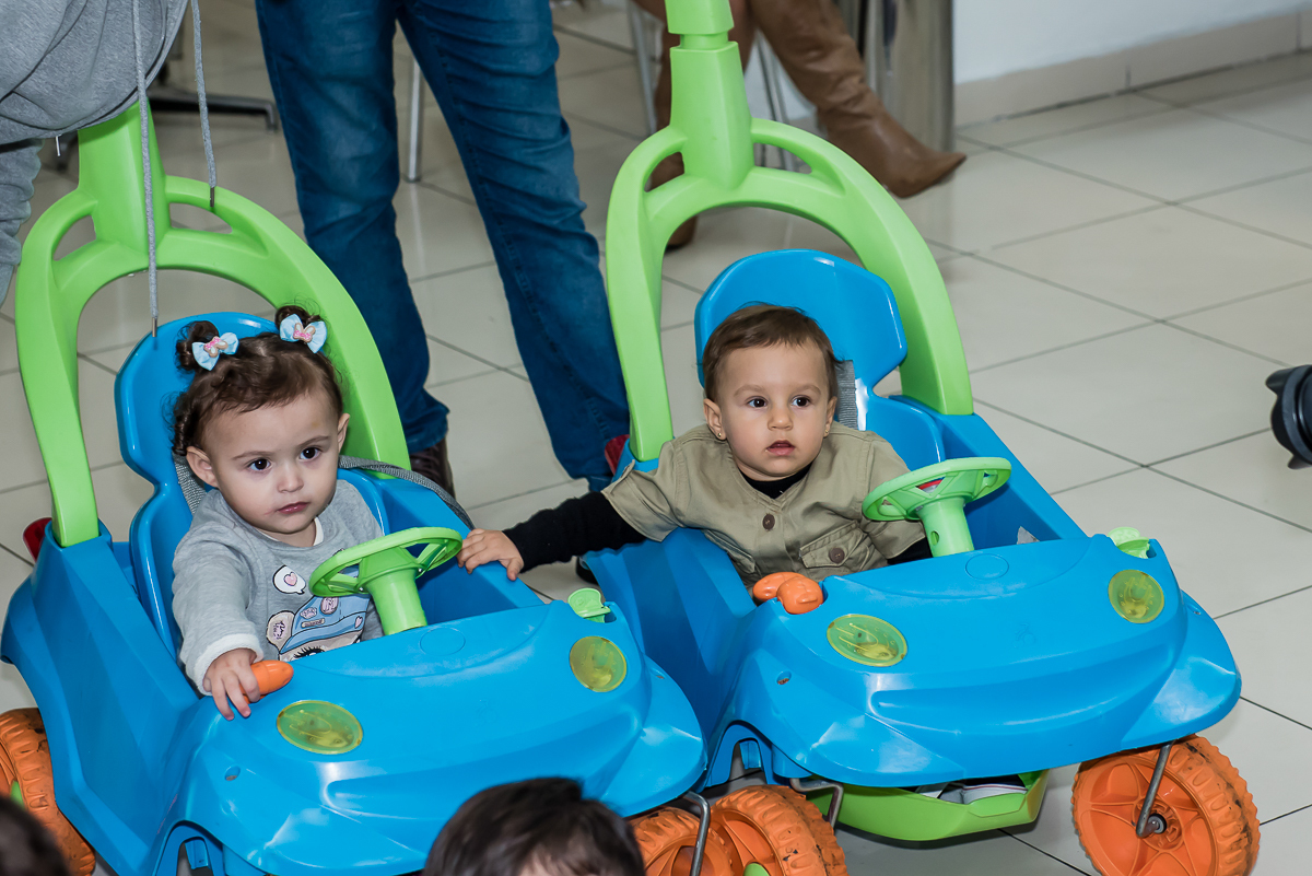 dando uma voltinha no carrinho de bebê