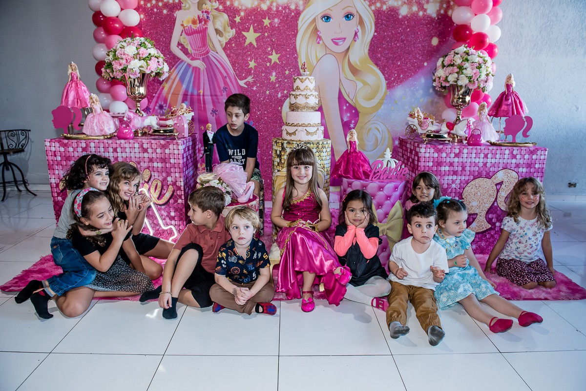 os amigos se juntam para fazer a foto que irá para o álbum