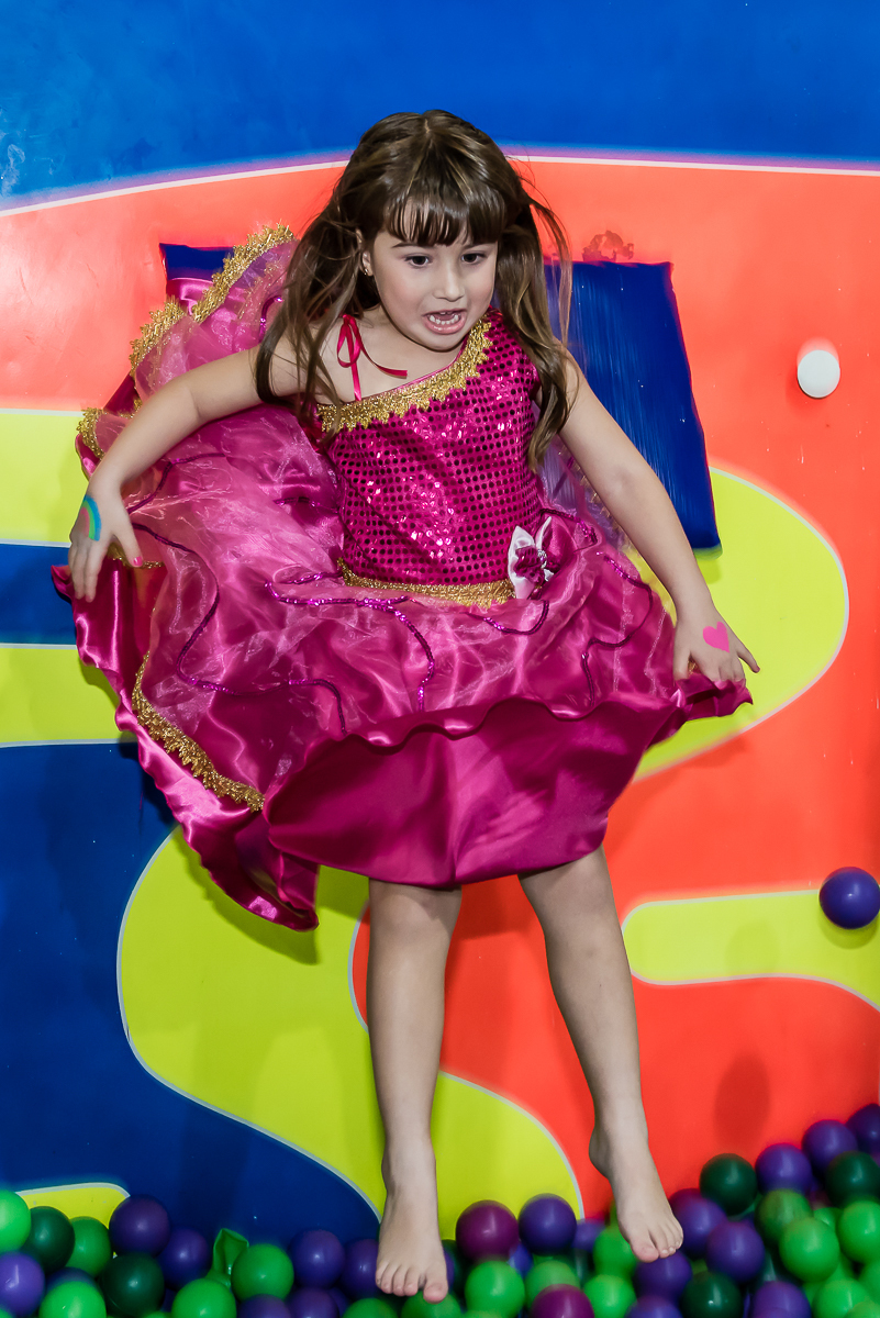 caida divertida na piscina de bolinhas