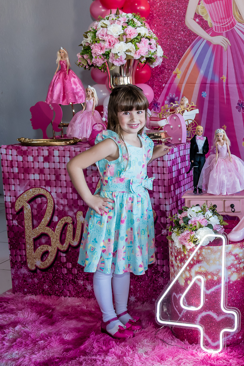 mãozinha na cintura faz pose como se fosse modelo profissional