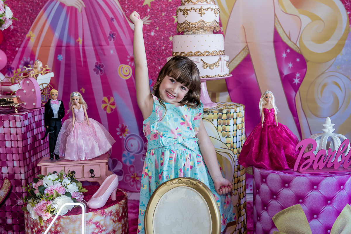 catarina não contem de tanta felicidade esperando os amigos para sua festa