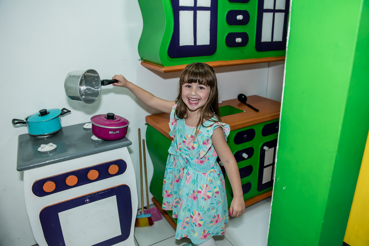 como uma boa menina corre para brincar na cozinha infantil