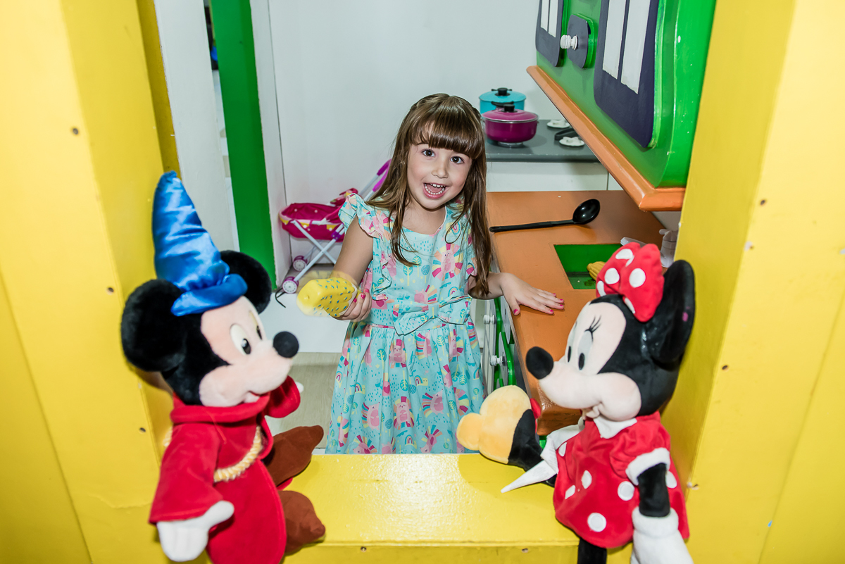 agora ela curte a casa de bonecas