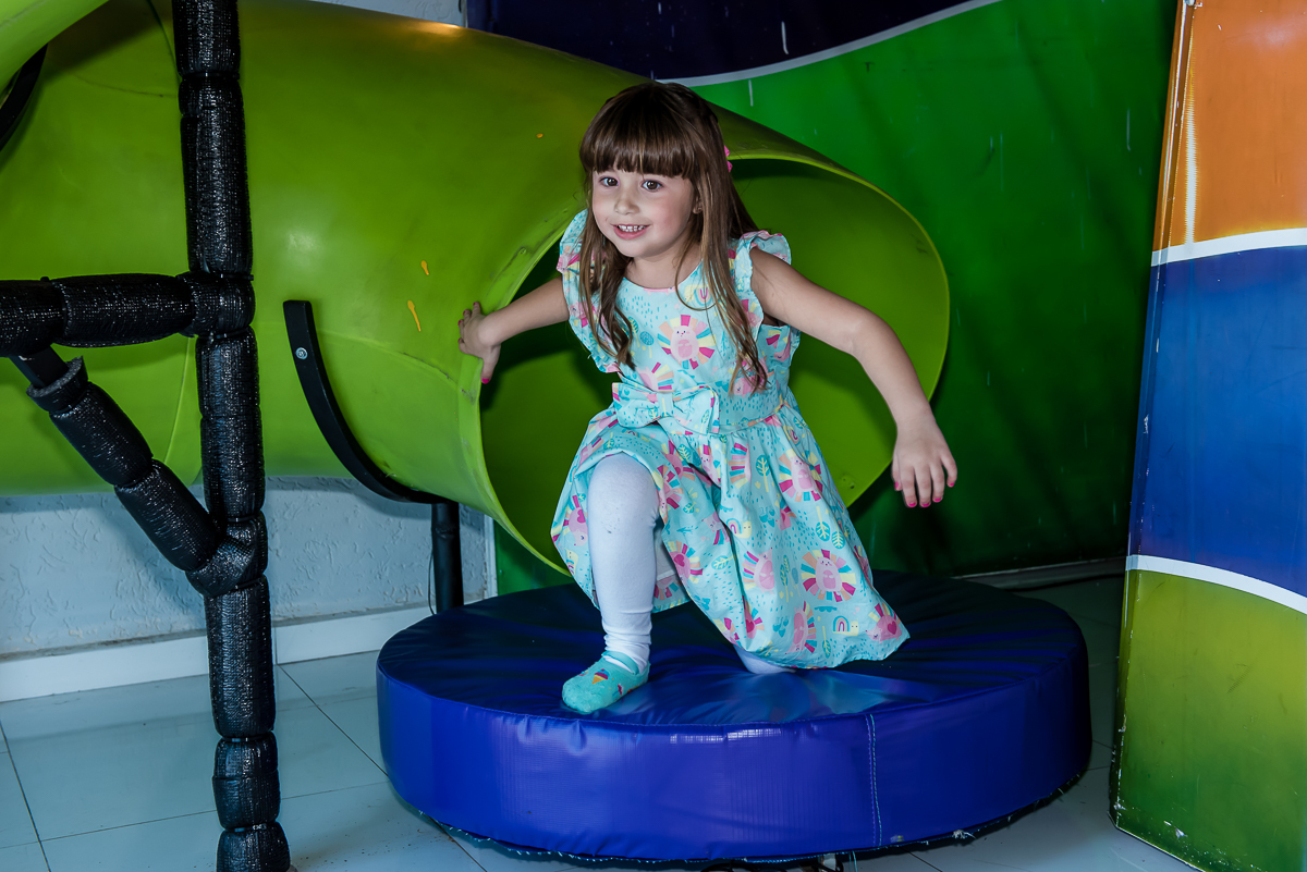 descida espetacular no escorregador do brinquedão