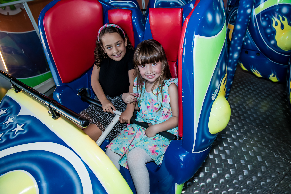 brinca e se diverte com os brinquedos do buffet