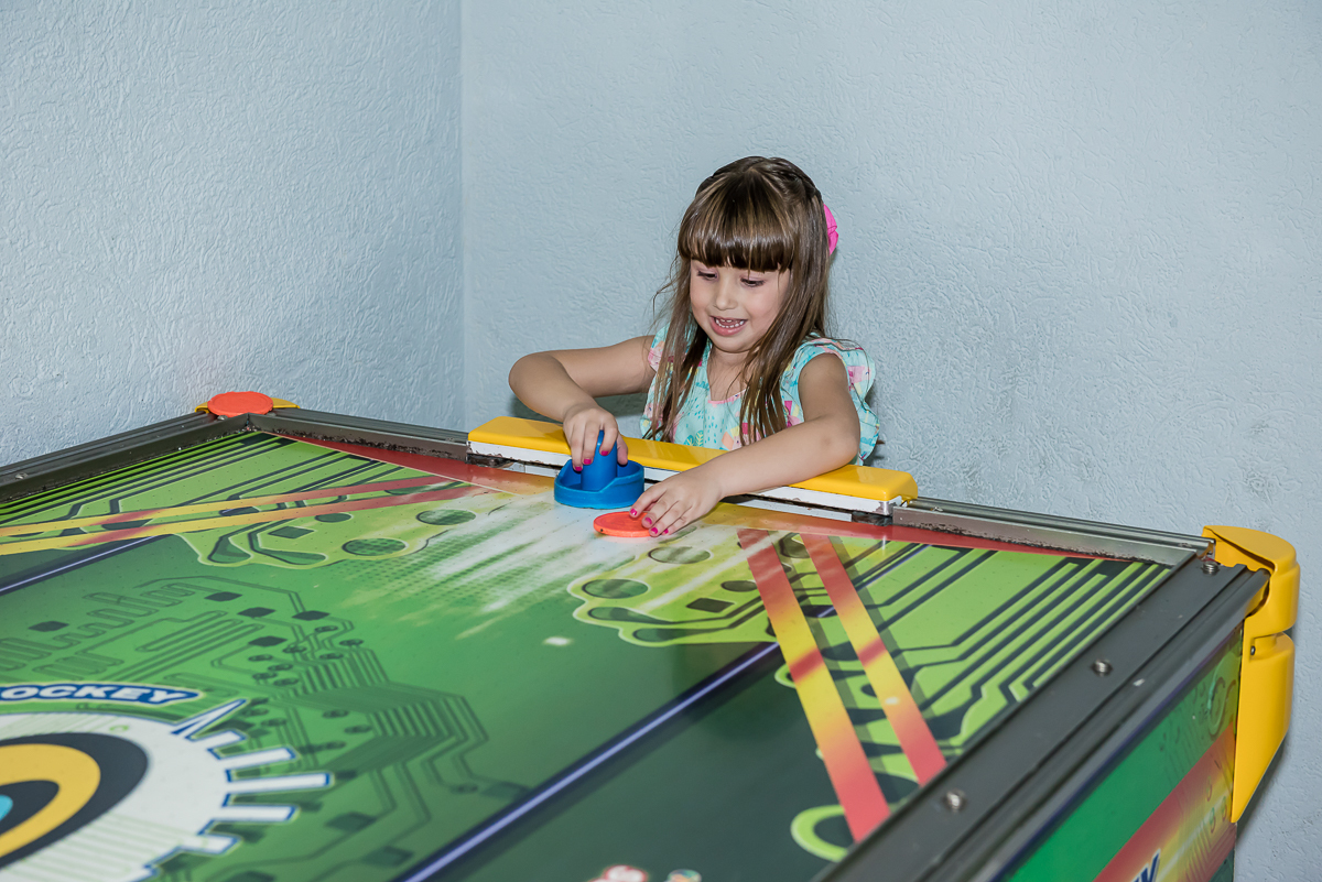jogo de futebol de mesa com o amigo está muito animado