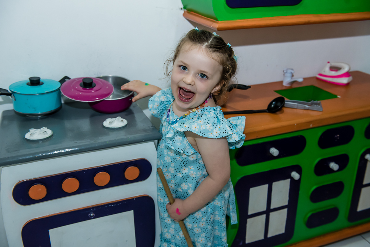 a convidada aproveita para fazer comidinha de mentira