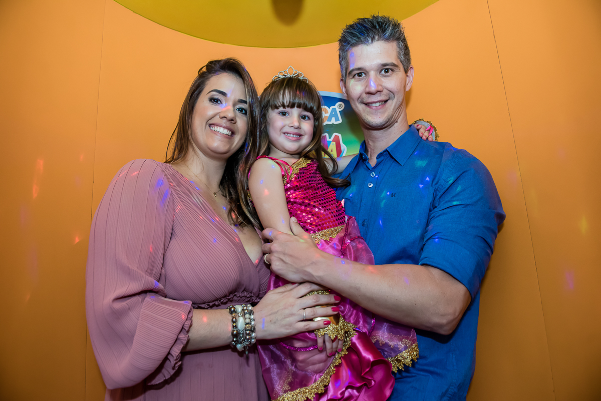 foto da família na máquina do parabéns