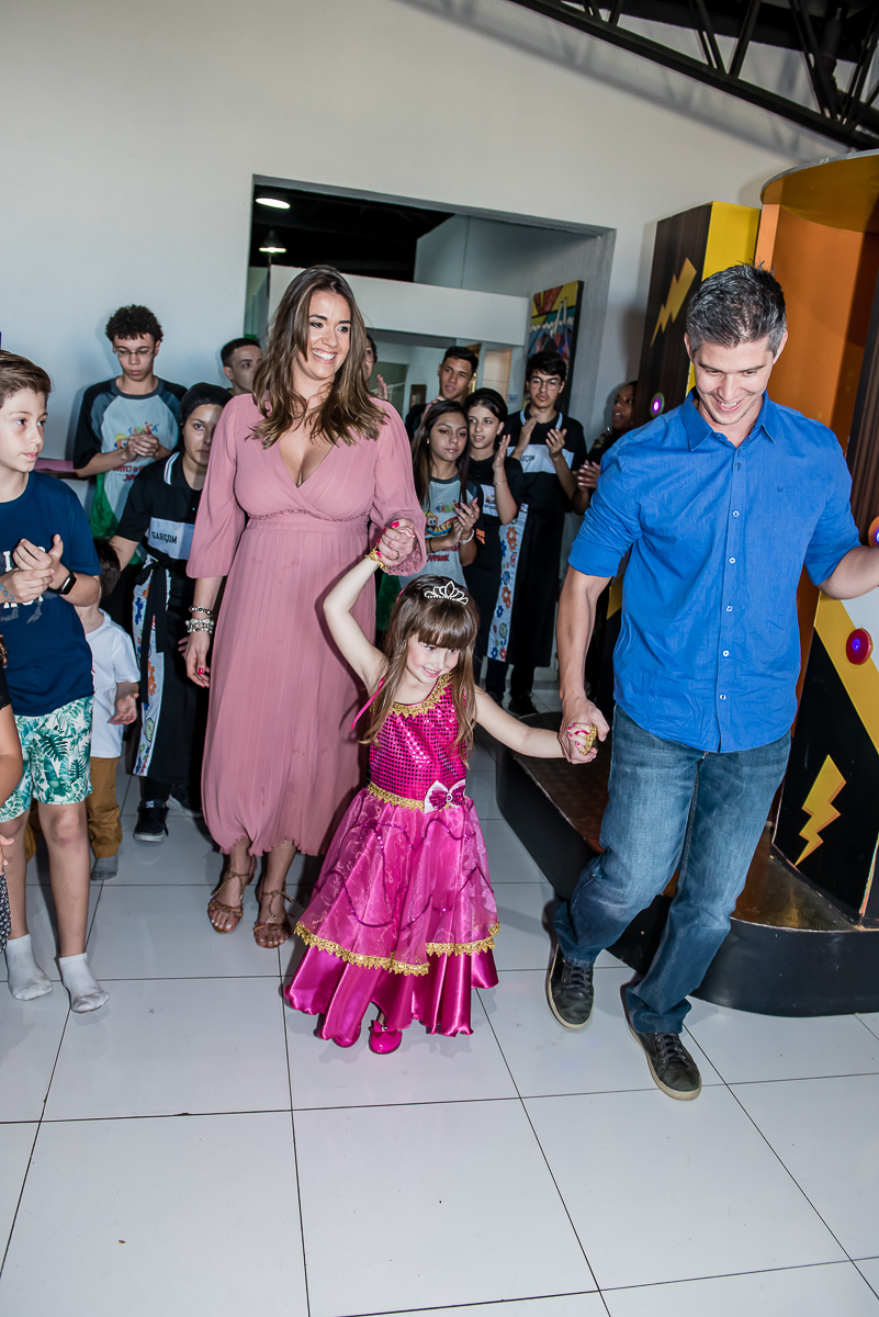 corredor de convidados se abre para a aniversariante passar com seus pais