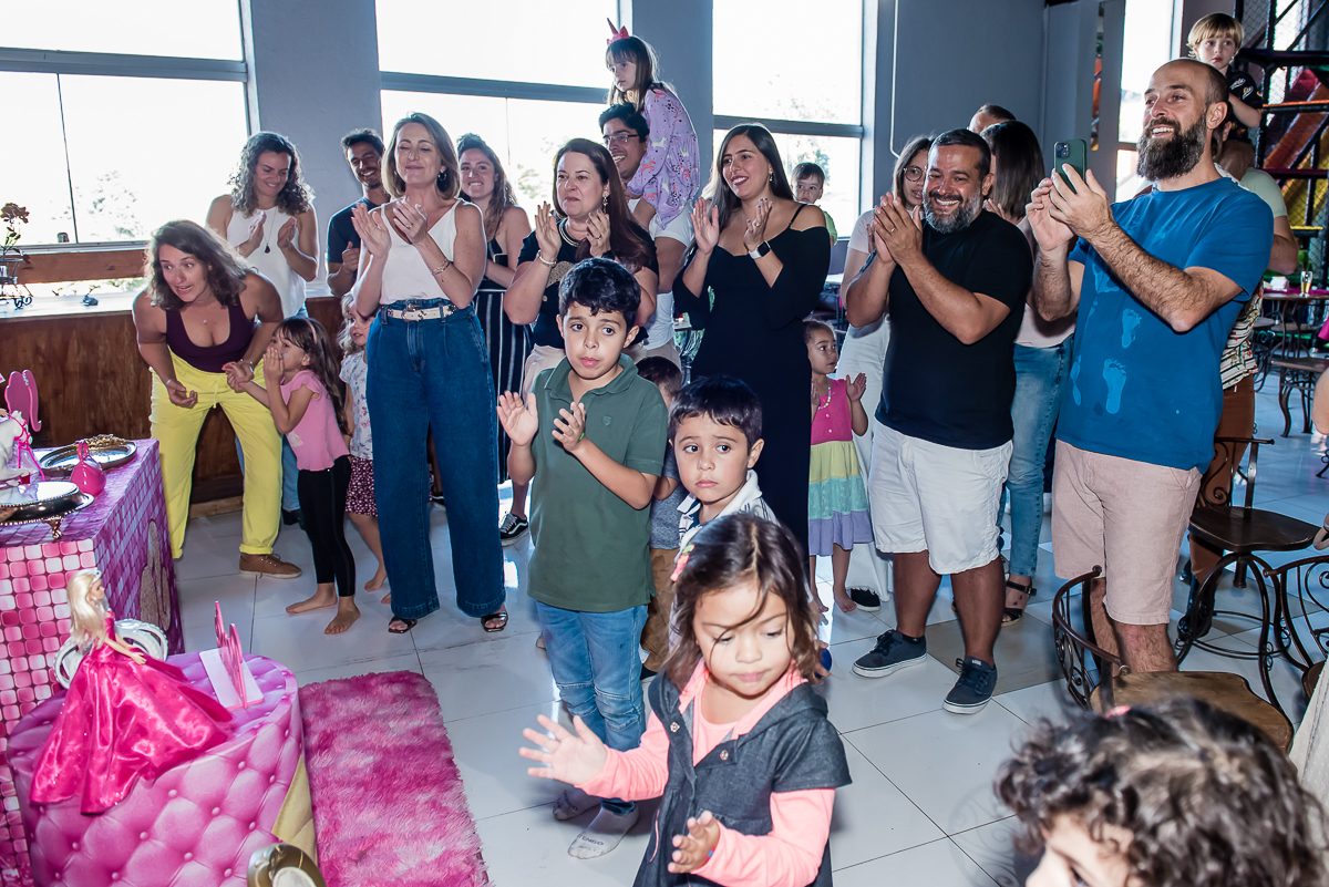 os amigos canta para a aniversariante