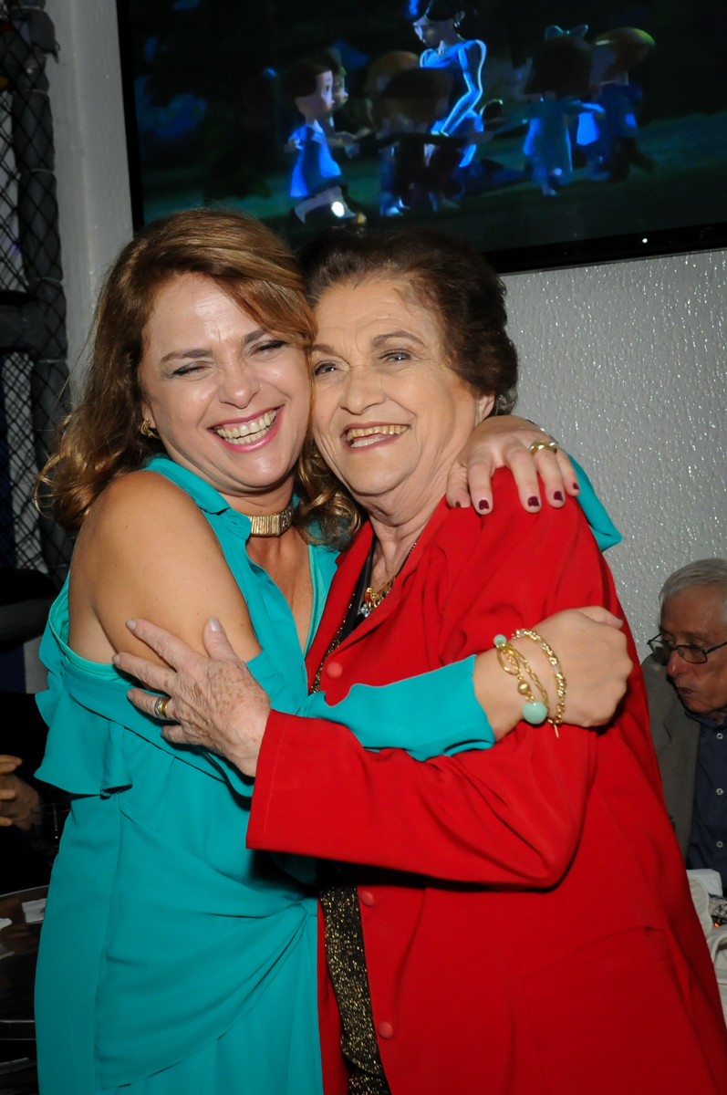 abraço-carinhoso-da-filha-no-Buffet-Bugui-Ugui-Vila-Mascoti-são-paulo-sp-aniversário-adulto-laurinha-80-anos