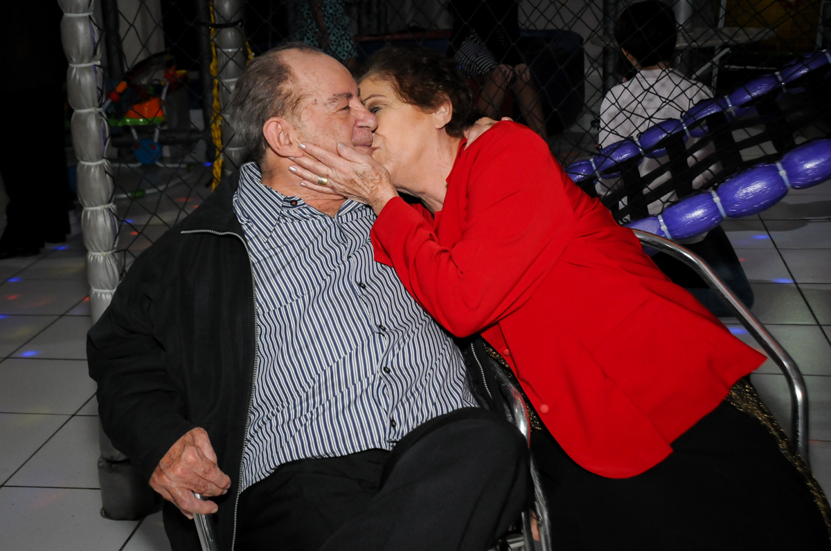 aniversatiante-beija-o-marido-no-Buffet-Bugui-Ugui-Vila-Mascoti-são-paulo-sp-aniversário-adulto-laurinha-80-anos
