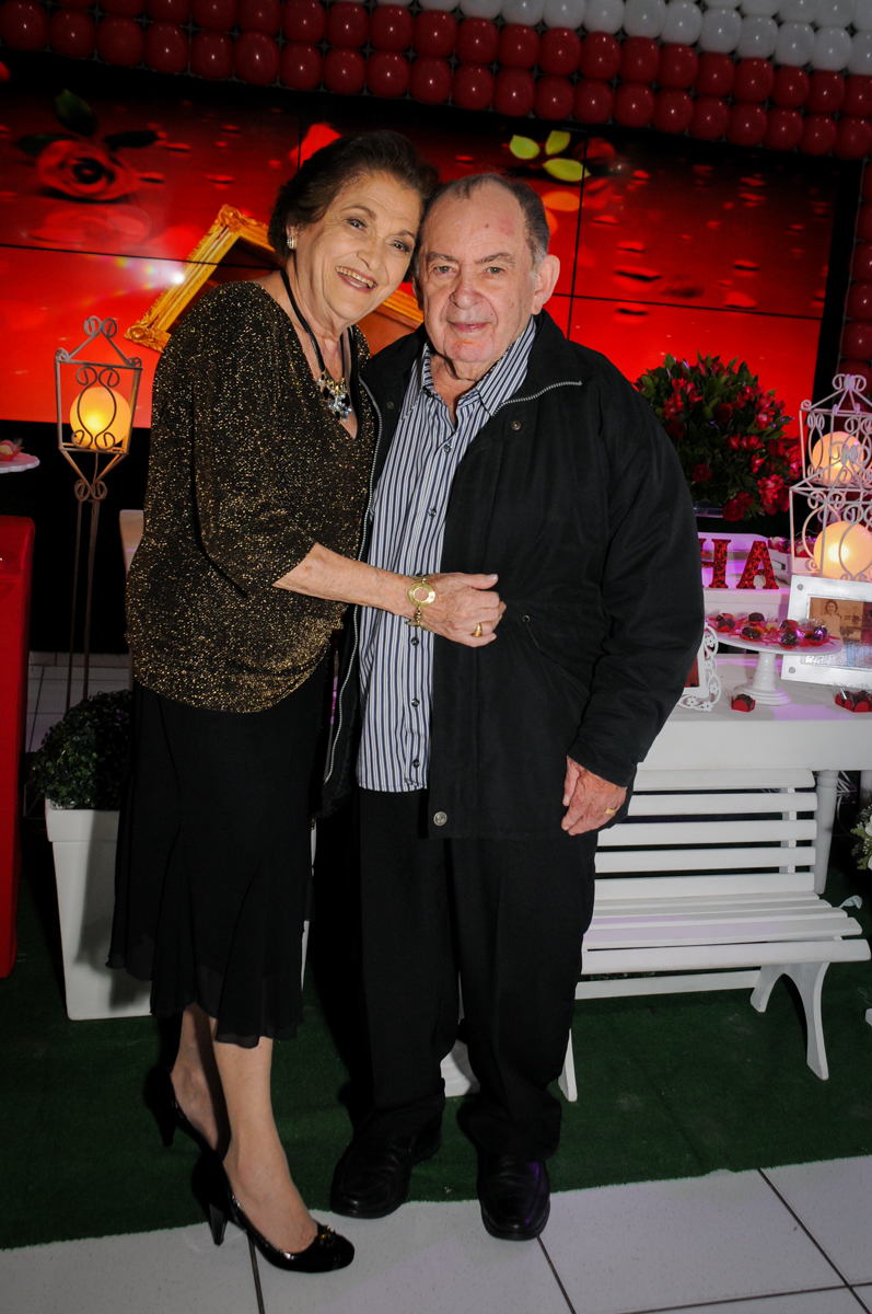 fotografia-do-casal-no-Buffet-Bugui-Ugui-Vila-Mascoti-são-paulo-sp-aniversário-adulto-laurinha-80-anos