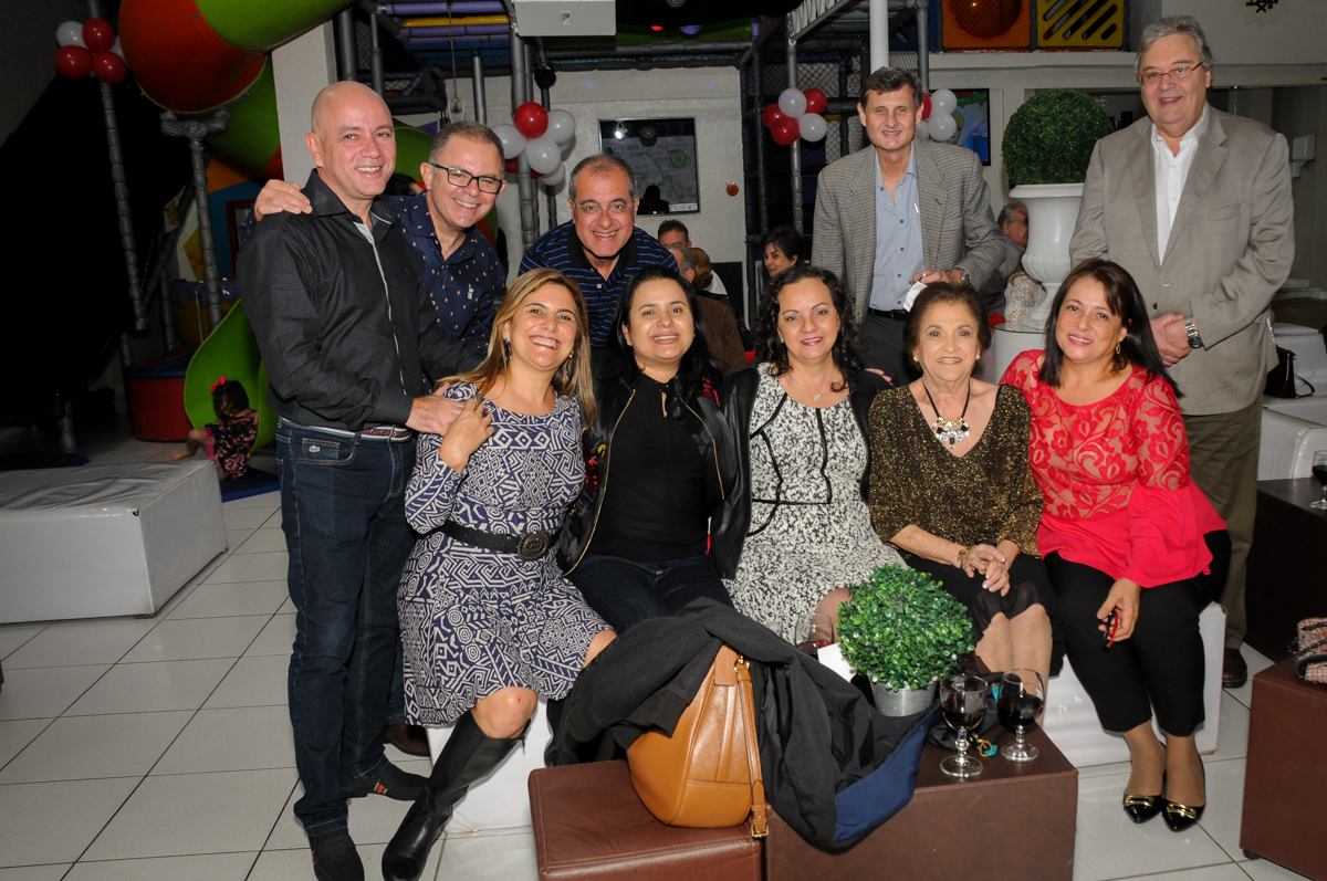 fotografia-da-família-no-Buffet-Bugui-Ugui-Vila-Mascoti-são-paulo-sp-aniversário-adulto-laurinha-80-anos